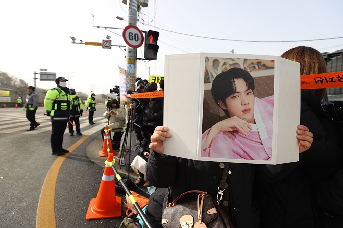 Journalists and BTS fans gather outside of an army training camp in Yeoncheon, 60 kilometers north of Seoul, to see Jin, a vocalist of the band, on Dec. 13, 2022. (Yonhap)