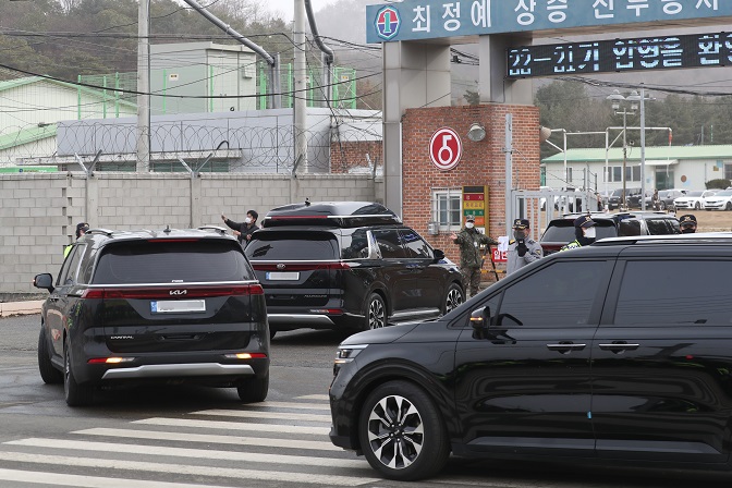 Minivans carrying BTS member Jin and officials from his agency Big Hit Music pass through the main gate of an army training camp in Yeoncheon, 60 kilometers north of Seoul, on Dec. 13, 2022. (Yonhap)