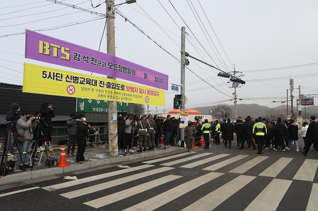 Personnel from domestic and foreign news media wait for the arrival of BTS member Jin outside of an army training camp in Yeoncheon, 60 kilometers north of Seoul, on Dec. 13, 2022. (Yonhap)