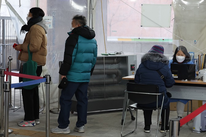People wait in line to get tested for the coronavirus at a testing center in the western ward of Mapo, Seoul, on Dec. 26, 2022. (Yonhap)