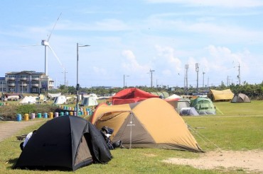 ‘Holdout’ Tents Cause Headaches for Jeju Authorities