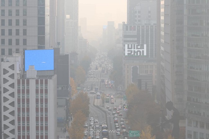 Fine dust and fog blanket Seoul's central area on Nov. 9, 2022. (Yonhap)