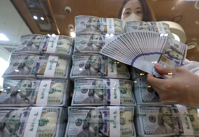 Foreign Currency Deposits Hit All-time High in December on Dollar Savings