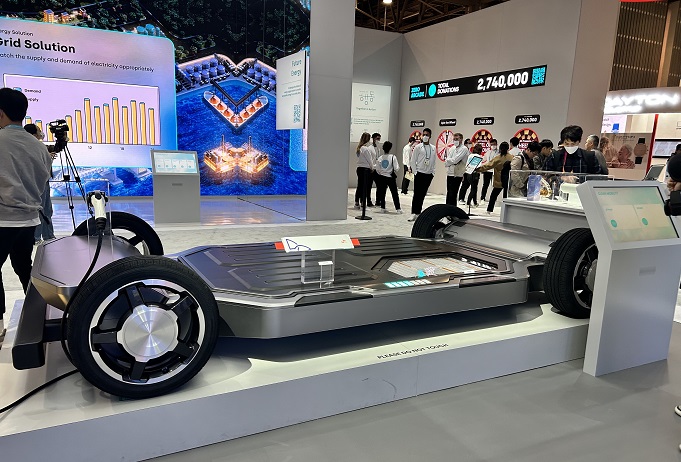 This photo shows SK's SF battery on a vehicle platform at its CES booth at the Las Vegas Convention and World Trade Center in Las Vegas on Jan. 4, 2022. (Yonhap)