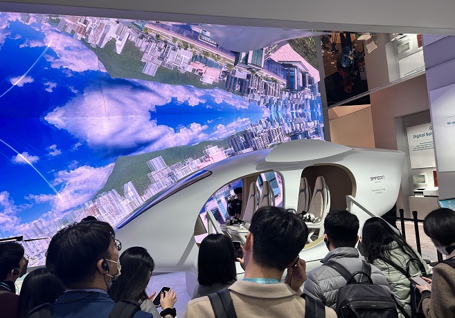 This photo shows a life-size urban air mobility simulator, presented by SK at its CES booth at the Las Vegas Convention and World Trade Center, in Las Vegas on Jan. 4, 2022. (Yonhap)