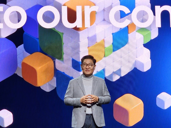 Samsung Electronics Vice Chairman and CEO Han Jong-hee speaks at a press conference in Las Vegas on Jan. 4, 2023, one day before the official opening of CES 2023. (Yonhap)