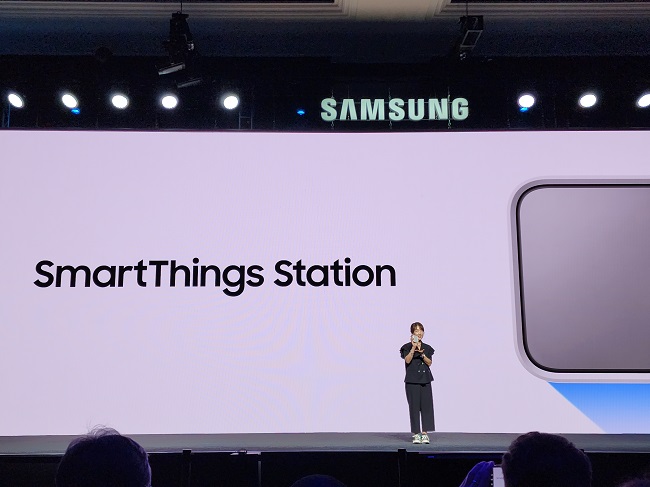 Jung Jae-yeon, executive vice president and head of the SmartThings, Device Platform Center at Samsung Electronics, shows the SmartThings Station at a press conference in Las Vegas on Jan. 4, 2023, one day before the official opening of CES 2023. (Yonhap)