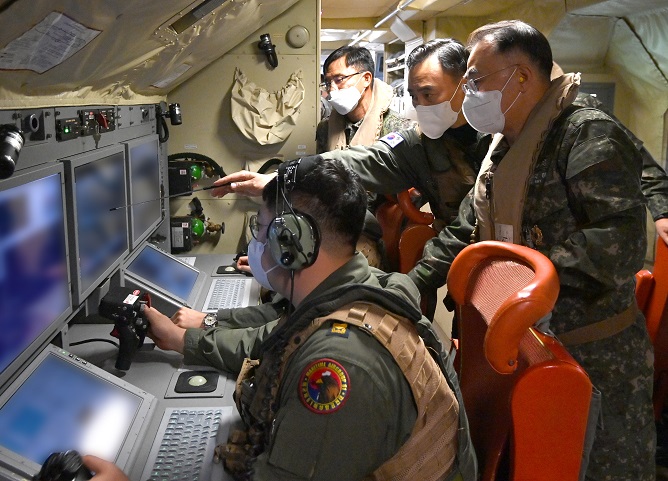 Chief of Naval Operations Adm. Lee Jong-ho (1st from R) oversees the Navy's first live-fire drills of the year aboard a P-3C patrol aircraft on Jan. 4, 2023. (Pool photo) (Yonhap)