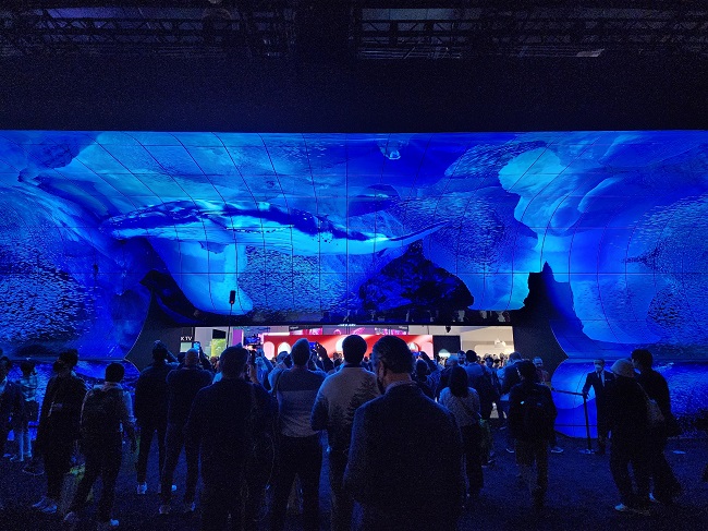 Visitors watch a video played on LG's giant OLED wave wall at the Las Vegas Convention Center on Jan. 5, 2023. (Yonhap)