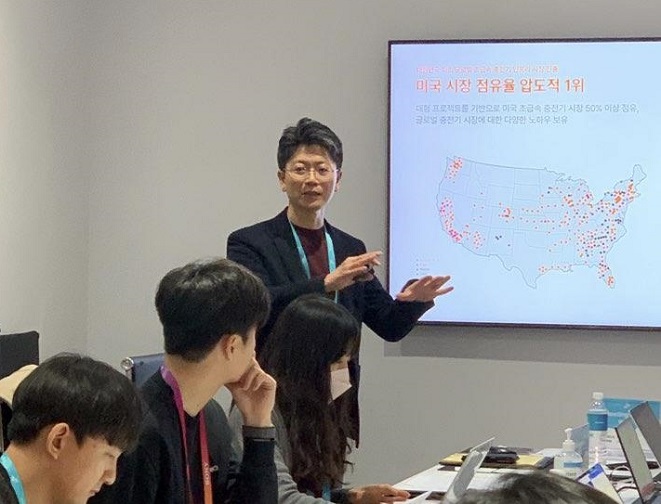 Shin Jung-ho, CEO of SK Signet Inc. is seen speaking to reporters at a session on the sidelines of CES 2023 in Las Vegas on Jan. 6, 2022 in this photo provided by SK Signet.