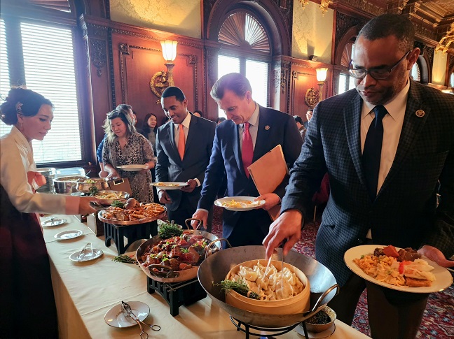 This file photo shows members of U.S. Congress selecting dishes made with kimchi at the Library of Congress in Washington, D.C., on Dec. 6, 2022, on the occasion of Kimchi Day. (Yonhap)