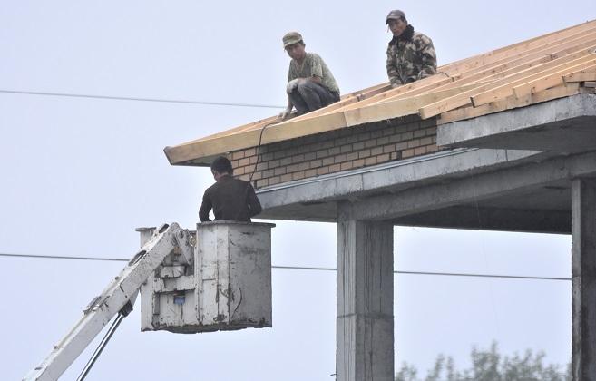 This undated file photo, provided by Kang Dong-wan, professor at Dong-A University, and carried in his book, shows North Korean workers at a construction site in Russia. (Yonhap)