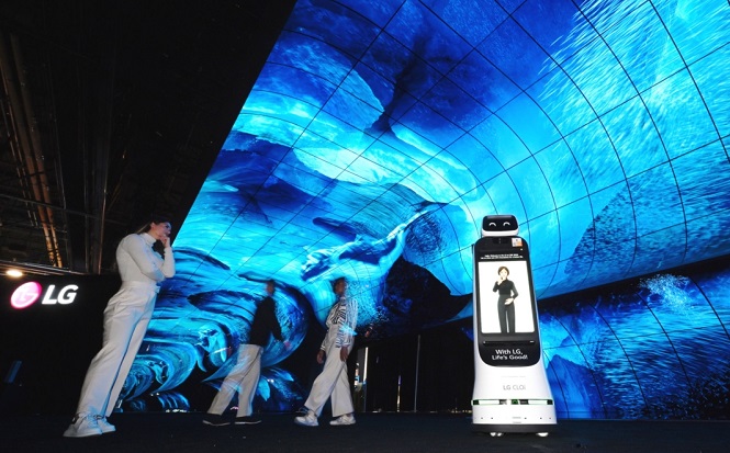 LG Electronics Inc. installs a massive wave-looking media wall composed of OLED display panels at the entrance of its CES booth in Las Vegas on Jan. 3, 2023. (Yonhap)
