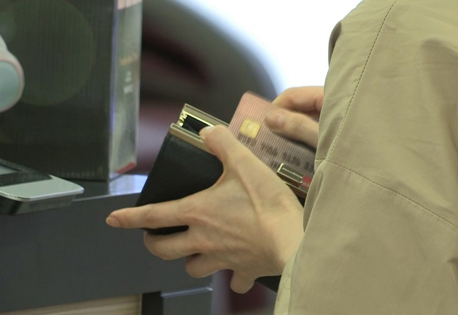 A person pay by credit card at a store in this file photo. (Yonhap)