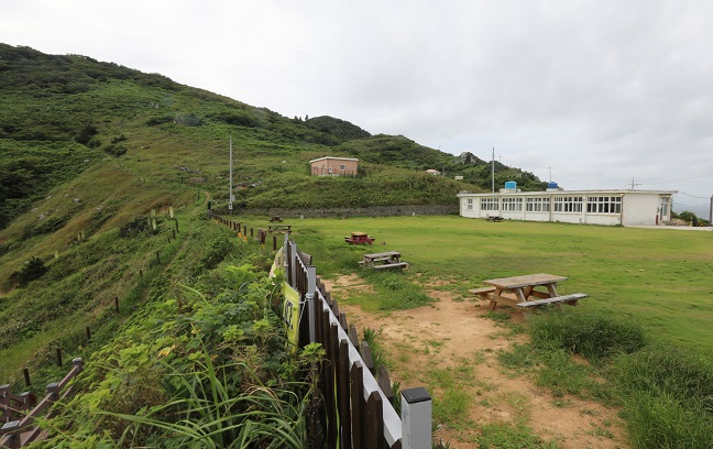 A closed elementary school in Maemul Island in Tongyeong, South Gyeongsang Province, on Aug. 11, 2022. (Yonhap)