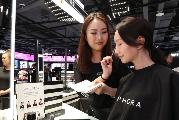 Cosmetics Brands Hold Makeup Shows with Lifting of Indoor Mask Mandate