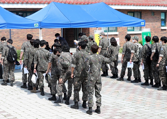 This file photo, taken June 21, 2022, shows reservists standing in line at a military base in Chuncheon, 85 kilometers east of Seoul, to take part in their reserve forces' training. (Yonhap)
