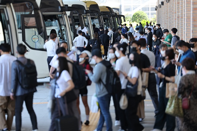 Travelers board buses at a terminal in Seoul during the Chuseok holiday in this file photo. (Yonhap)