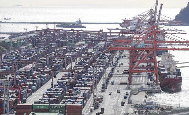 This file photo taken Nov. 30, 2022, shows that containers are increasingly stacking up at a quay in Busan on the seventh day of a nationwide strike by unionized truckers. (Yonhap)