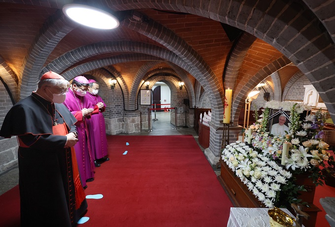 S. Korean Catholics Pay Tribute to Late Pope Benedict XVI