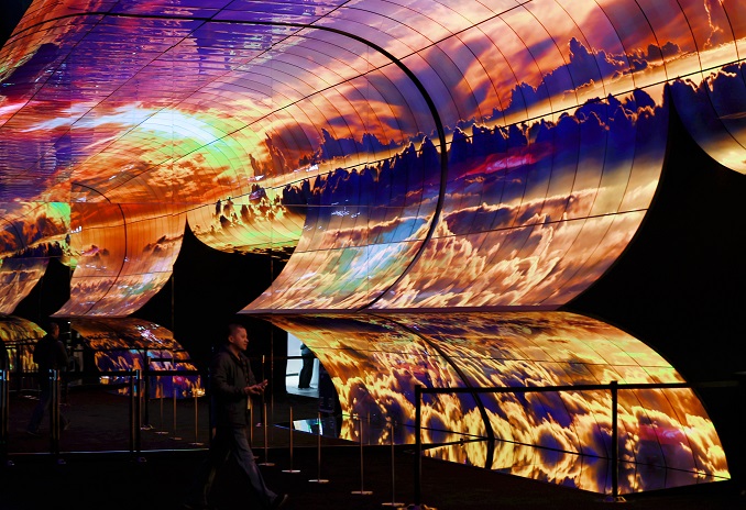 The OLED Horizon, using 260 LG Electronics' OLED Flexible Signage panels, displays scenes of nature in front of the global home appliance giant's booth at a convention center in Las Vegas, in this file photo taken Jan. 4, 2023, one day ahead of the opening of CES 2023. (Yonhap)