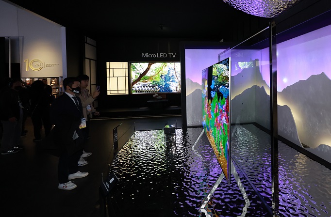 The LG Signature OLED M is on display at LG's booth at the Las Vegas Convention Center (LVCC) on Jan. 4, 2023. (Yonhap)