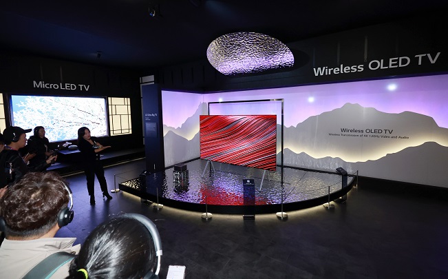 A LG employee explains the LG Signature OLED M at LG's booth at the Las Vegas Convention Center (LVCC) on Jan. 4, 2023. (Yonhap) 