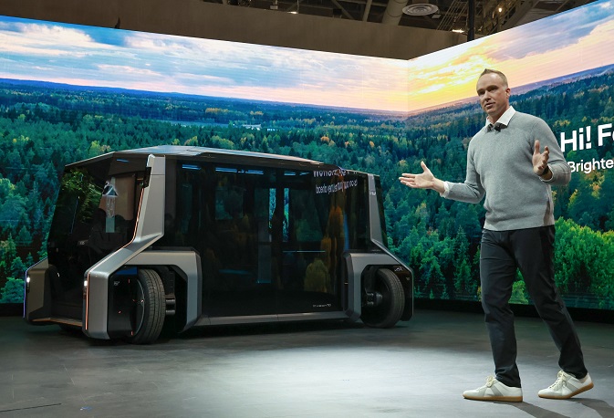 Jeff Helner, head of steering at Hyundai Mobis North America, gives a presentation on the company's carbon neutrality strategy during a media showcase at CES 2023 in Las Vegas on Jan. 5, 2023, with Hyundai Mobis' purpose-built vehicle (PBV) concept, M. Vision TO, behind. (Yonhap)