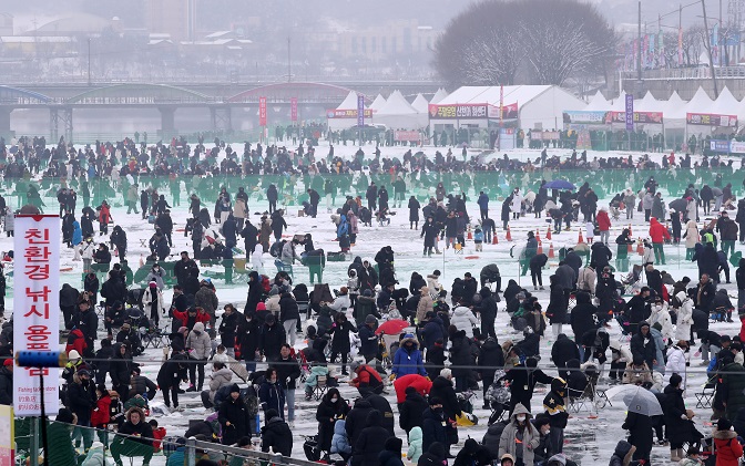 Ice Fishing Festival Begins in Hwacheon