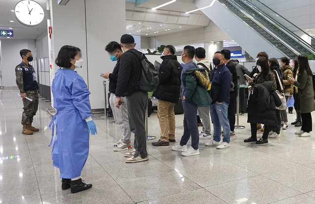 Passengers arriving from China wait to get tested for the coronavirus at Incheon International Airport, west of Seoul, on Jan. 9, 2023. (Yonhap)