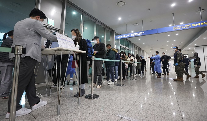 Inbound travelers from China wait in line to get tested for COVID-19 at Incheon International Airport on Jan. 9, 2023. (Yonhap)