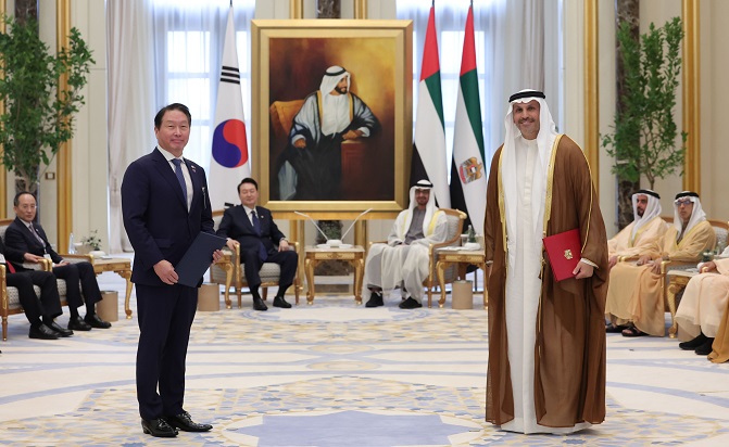 SK Group Chey Tae-won (L) poses for a photo with Khaldoon Khalifa Al Mubarak, CEO of Mubadala Investment Company, after signing a memorandum of understanding on reducing carbon emissions, at the United Arab Emirates presidential palace in Abu Dhabi on Jan. 15, 2023. (Yonhap)