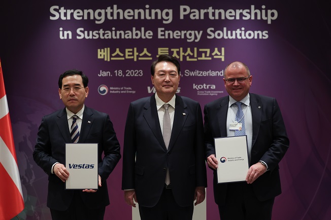 South Korean President Yoon Suk Yeol (C) poses for a photo with Henrik Andersen (R), chief executive officer of Danish wind turbine producer Vestas Wind Systems, and South Korean Trade, Industry and Energy Minister Lee Chang-yang at a Davos hotel on Jan. 18, 2023, during a ceremony to mark Vestas' decision to invest US$300 million in South Korea and move its Asia-Pacific headquarters to the country. (Yonhap)