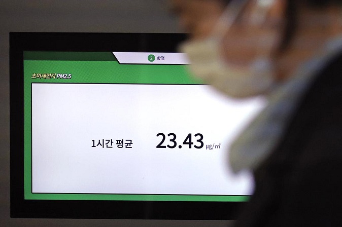 This undated file photo shows an ultrafine dust monitor displaying the average hourly ultrafine dust level at a subway station in Seoul. (Yonhap)