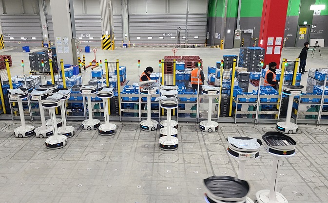Sorting robots deliver packages to boxes at Coupang Inc.'s fulfillment center in Daegu, 237 kilometers south of Seoul, on Feb. 3, 2023. (Yonhap)