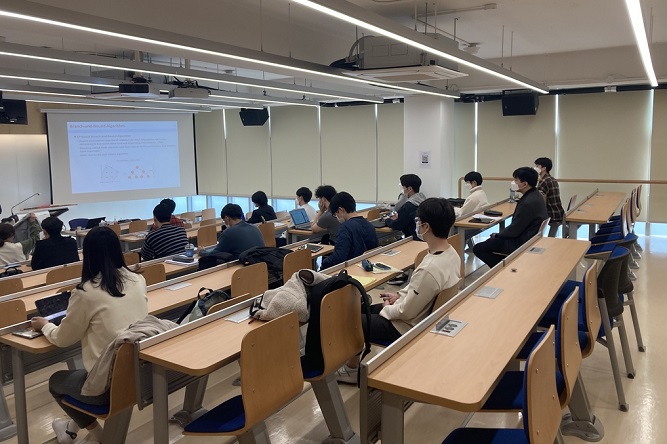Students take a class at Seoul National University on Oct. 18, 2021. (Yonhap)