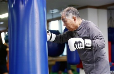 90-year-old Professional Boxer Continues His Life of Challenge