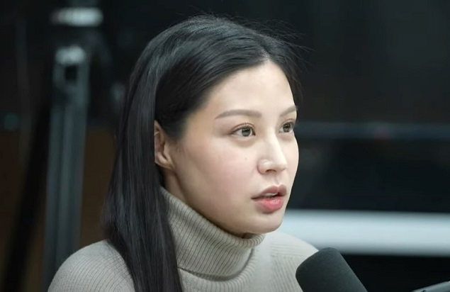 Cho Min, daughter of former Justice Minister Cho Kuk, speaks during a YouTube interview on Feb. 6, 2023, in this photo captured from the YouTube channel run by Kim Ou-joon, an outspoken liberal broadcaster. (Yonhap)