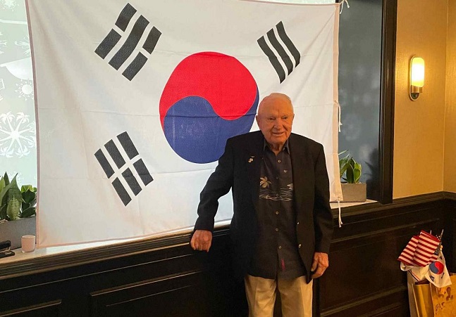 Former U.S. Navy Pilot Awarded Apostle of Peace Medal from S. Korea
