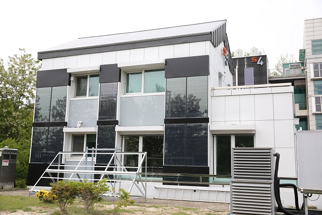 A house house equipped with a hydrogen fuel cell power generator is seen in this file photo. (Yonhap)