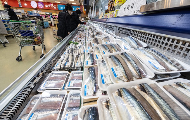 Packages of fish are displayed at a supermarket in southern Seoul in this file photo taken on Dec. 30, 2022. (Yonhap)