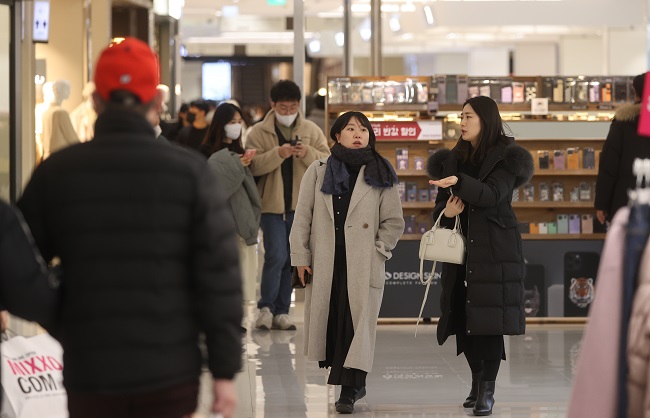 A shopping mall is crowded with visitors in Seoul on Jan. 30, 2023. (Yonhap)