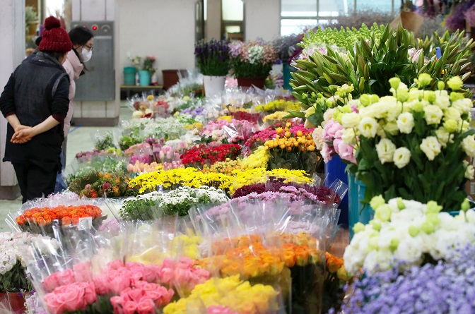 Koreans Make Their Own Bouquets as Flower Prices Soar