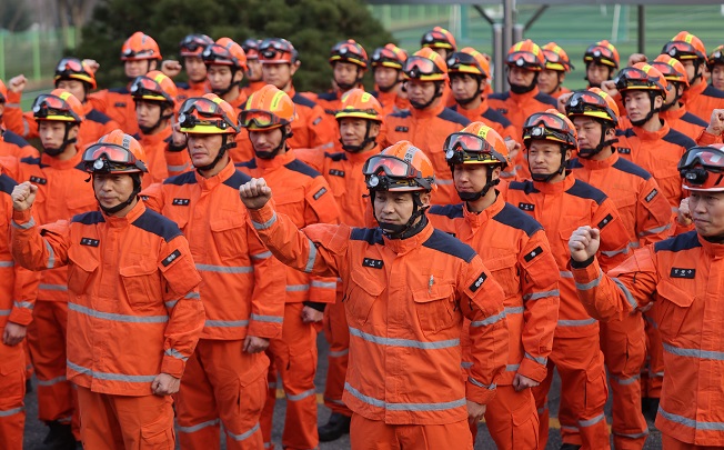 A South Korean rescue team resolves to do its best at the National 119 Rescue Headquarters in Namyangju, 30 kilometers east of Seoul, on Feb. 7, 2023, before departing for quake-ravaged Turkey. (Yonhap)
