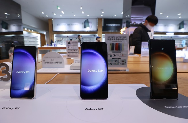 A customer visits a shop in the headquarters of Samsung Electronics Co. in Seoul on Feb. 17, 2023, to purchase the tech giant's latest Galaxy S23 smartphone that was released globally the same day. (Yonhap)