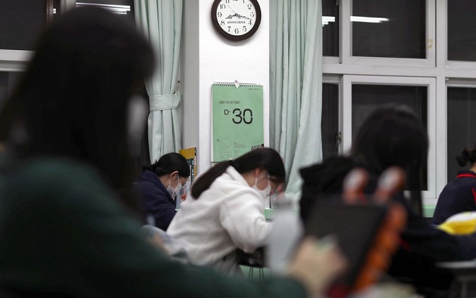 This file photo taken Oct. 19, 2021, shows a high school classroom at night. (Yonhap)