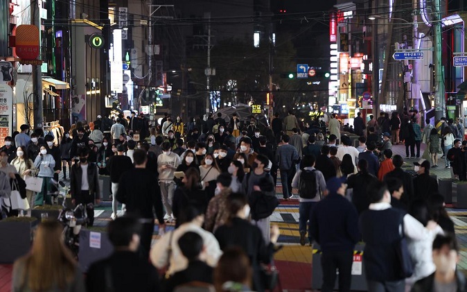 A street in Hongdae, one of the busiest entertainment districts in Seoul, is crowded with people on April 8, 2022. (Yonhap)