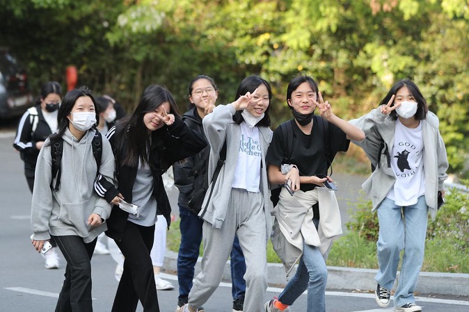 Students smile while taking off their masks at a middle school in Gwangju, 330 kilometers south of Seoul, on May 2, 2022. (Yonhap)