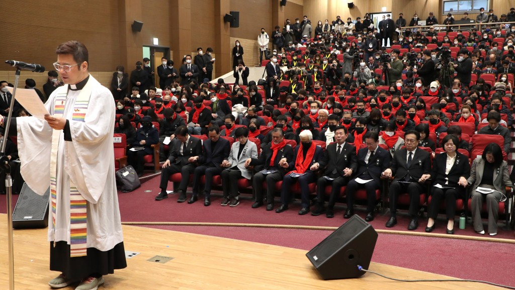 On February 5th, a religious memorial service was conducted at the Grand Hall of the National Assembly to commemorate the Itaewon tragedy that occurred on October 29th. (Image courtesy of Yonhap)