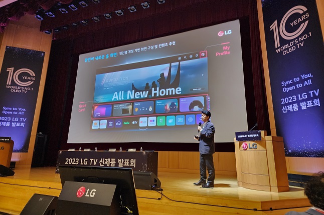 Baik Seon-pill, vice president and head of LG's TV product planning division, makes a presentation on the tech company's new OLED TV lineup at Seocho R&D Campus in southern Seoul on March 8, 2023. (Yonhap)